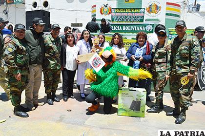 Funcionarios de la Felcn con las estudiantes del Liceo Oruro, ganadoras de la feria /LA PATRIA