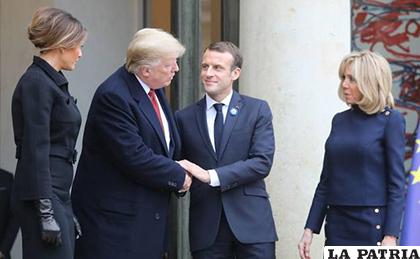 Trump y Macron se saludan en París, ante la mirada de sus esposas/ elcorreo.com