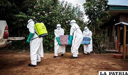 Personal de sanidad traslada el cuerpo de una víctima del ébola/ epimg.net