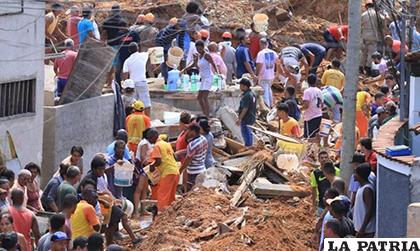 Vecinos y rescatistas buscan víctimas del deslizamiento/ amazonaws.com