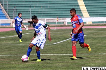 Didí Torrico domina el balón, los 