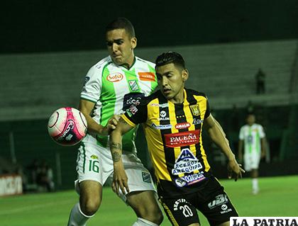 Luis Haquín y Rudy Cardozo en su afán de dominar la pelota / APG