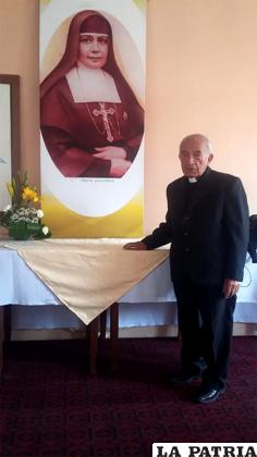 Monseñor Simón León junto a la imagen de la santa Nazaria Ignacia, quien lo llamaba su 