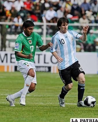 Didí Torrico va a la marca de Lionel Messi, en las eliminatorias para Sudáfrica 2010, Bolivia ganó 6-1
