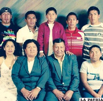 Didí Torrico (segundo de la izquierda), junto a su familia