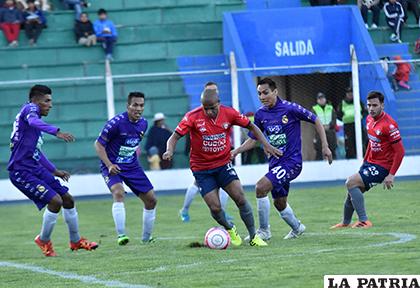 Serginho domina el balón ante la mirada de Soliz y Vargas /APG