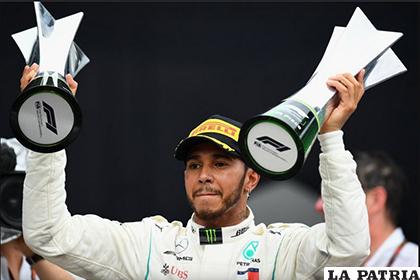 Lewis Hamilton (pentacampeón) con los trofeos que ganó en Brasil /as.com