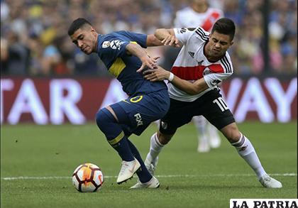Lucas Olaza y Gonzalo Martínez disputan el balón/ as.com