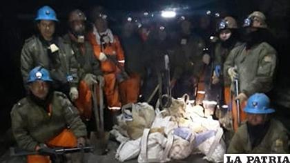 Los policías que recuperaron los sacos de mineral robado /Erbol
