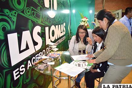 Mucha gente y empresas interesadas reciben información por parte de los trabajadores de Las Lomas/ LA PATRIA