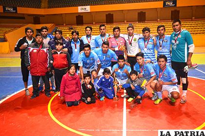 El equipo de Trapsa con el trofeo de subcampeón /Alex Zambrana - LA PATRIA
