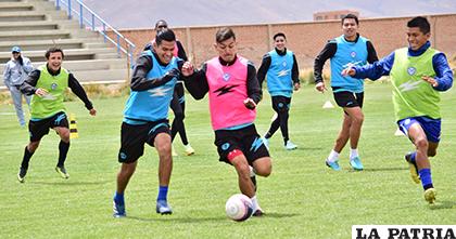 Víctor Hugo Melgar, con el dominio del balón, fue ayer durante el entrenamiento /Reynaldo Bellota - LA PATRIA