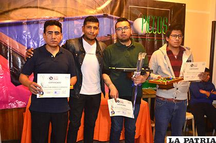 Los ganadores del campeonato de billar junto al organizador / Alex Zambrana LA PATRIA