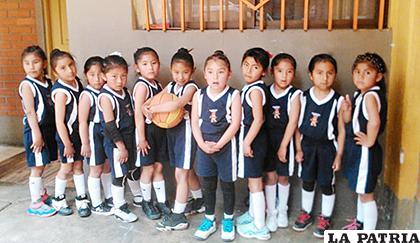 Las niñas del equipo del kínder Juancito Pinto /LA PATRIA