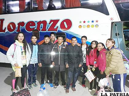 La delegación orureña anoche antes de abordar el ómnibus /cortesía José Luis Tarquino