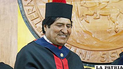 Morales recibió el Honoris Causa de una universidad de Guatemala /@BANCADAWINAQ