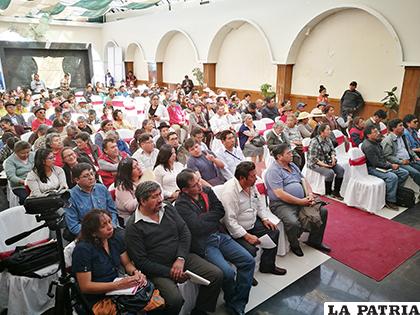 Dirigentes vecinales, autoridades ediles y funcionarios presentes en la rendición de cuentas /LA PATRIA ARCHIVO
