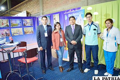 Profesionales de diferentes áreas atienden al público que desea saber su estado de salud /LA PATRIA