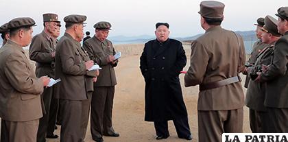El líder norcoreano, Kim Jong-Un (c), supervisa un test de armas en un campo de ensayo de la Academia de Ciencias de la Defensa Nacional/CLARÍN