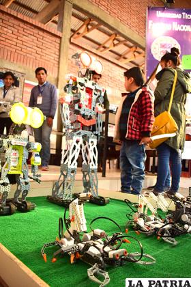 Los robots causaron impresión en la población visitante /LA PATRIA REYNALDO BELLOTA