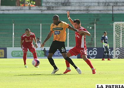 Víctor de Jesús domina el balón ante la marca de Rodrigo Cabrera / APG