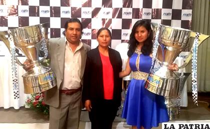 Santos Chile junto a su esposa y su hija Wendy con los trofeos de campeones / cortesía Miguel Flores