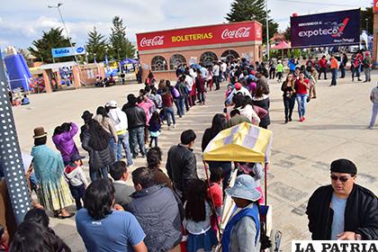 Ayer se registraron largas filas para el ingreso a Expoteco /LA PATRIA