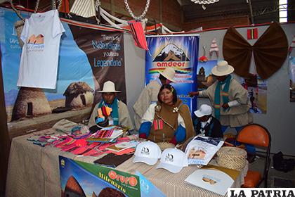 Nación Uru Chipaya estuvo presente exponiendo artesanía /LA PATRIA