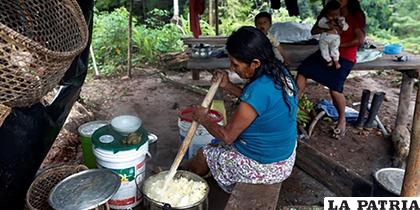 Una mujer preparando masato, una bebida alcohólica a base de yuca en la Amazonia peruana/ELPAIS.CR