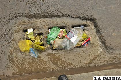 En la época de lluvias la basura hace que los sumideros se tapen y originen inundaciones /LA PATRIA ARCHIVO