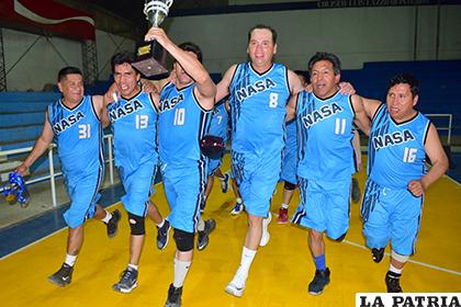 Vuelta olímpica del cuadro de Nasa campeones en Maxi varones /Reynaldo Bellota - LA PATRIA
