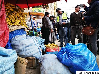 Algunos comerciantes no entendían que estaban excediendo el espacio de venta autorizado/LA PATRIA
