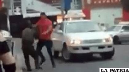 La imagen congelada del video que se grabó cuando el policía fue correteado/ RR.SS.