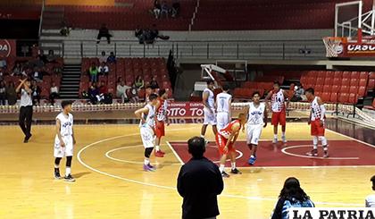 Un pasaje del partido jugado anoche entre Oruro y Sucre /cortesía ABO