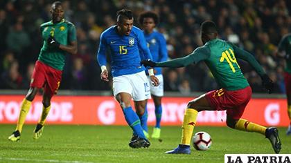 Paulinho intenta hacerle el caño a Mandjeck, de Camerún /eurosport.com