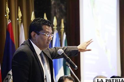 El ministro de Ambiente de Panamá durante su exposición /yimg.com
