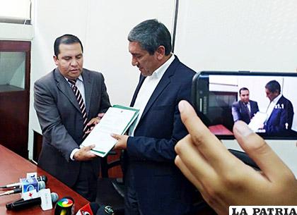 Héctor Montes entrega la documentación al ministro Tito Montaño /FBF