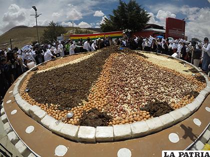 Más de 100 chefs y ayudantes cocinaron y sirvieron el plato típico de Oruro 
/LA PATRIA
