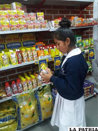 Los estudiantes verificando los productos de los supermercados/VDDUC