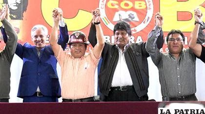 El Presidente Evo Morales y el vicepresidente Álvaro García Linera durante su proclamación realizada por la COB / ABI