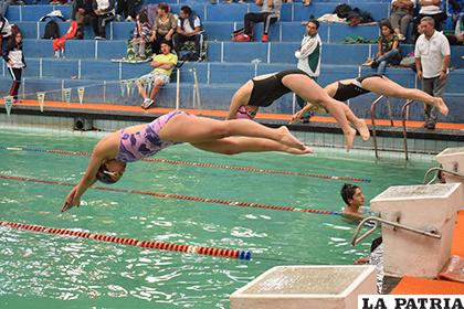 Nadadores orureños con adecuada preparación para el torneo 
internacional / archivo LA PATRIA