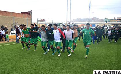 La vuelta olímpica del equipo de Espectacular Bolivia/ Alex Zambrana - LA PATRIA