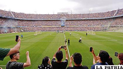 El equipo de Boca entrenó a estadio llenó en la Bombonera /elsalvador.com

