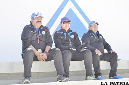 El cuerpo técnico a la cabeza de Eduardo Villegas observa el
entrenamiento /Fernando Rodríguez - LA PATRIA