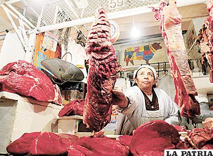 Venta de carne en el mercado Rodríguez de La Paz /La Razón