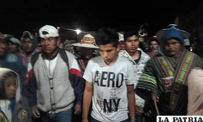 Los jovencitos escoltados por comunarios del Norte de Potosí/ Erbol