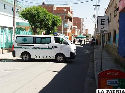 Una ambulancia bloqueó toda la calle/ LA PATRIA