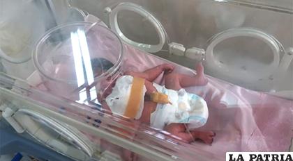 La bebita en una incubadora /ANF