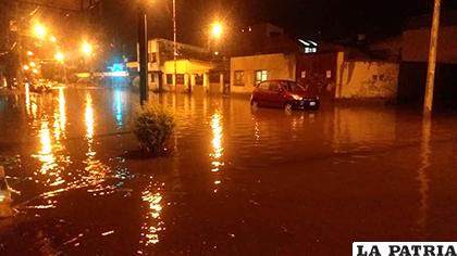 En algunos puntos de la urbe el agua colmó la calle de extremo a extremo/ Jaime Lucero