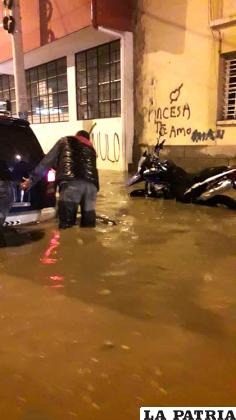 La gente tuvo que mojarse la ropa para pasar por las calles inundadas/ RR.SS.